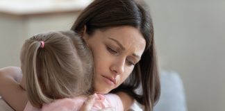 «Μαμά… Είμαι λυπημένη που δεν θα πάμε διακοπές»