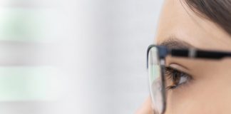 Φοράτε γυαλιά; Ενδεχομένως να σας προστατεύουν από τον κορωνοϊό σύμφωνα με νέα έρευνα