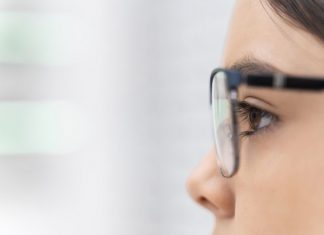 Φοράτε γυαλιά; Ενδεχομένως να σας προστατεύουν από τον κορωνοϊό σύμφωνα με νέα έρευνα