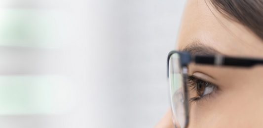 Φοράτε γυαλιά; Ενδεχομένως να σας προστατεύουν από τον κορωνοϊό σύμφωνα με νέα έρευνα