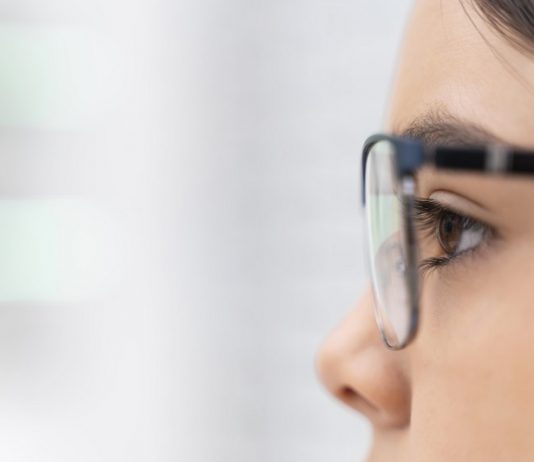 Φοράτε γυαλιά; Ενδεχομένως να σας προστατεύουν από τον κορωνοϊό σύμφωνα με νέα έρευνα